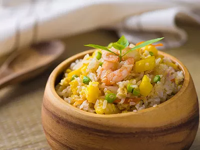 Salade de riz aux crevettes et ananas